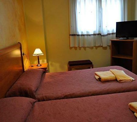 Hostal Puerta Del Valle La Cisterniga ภายนอก รูปภาพ