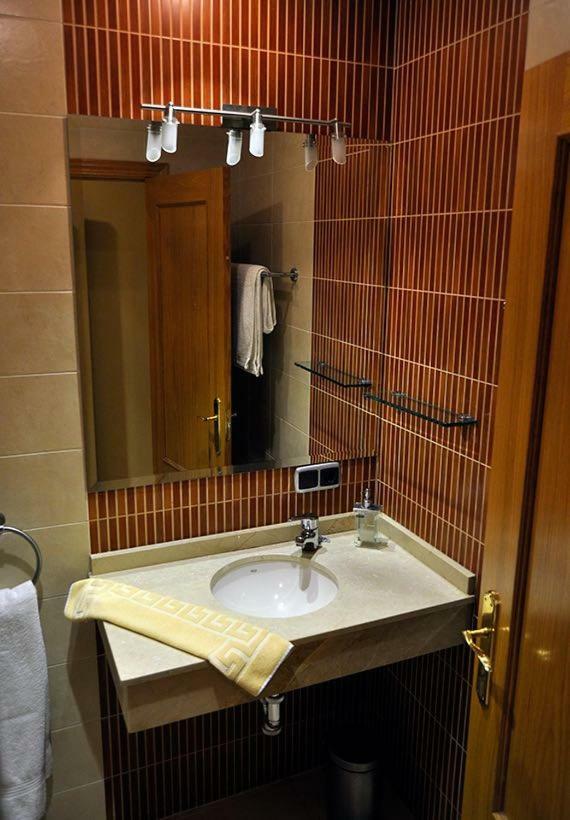 Hostal Puerta Del Valle La Cisterniga ภายนอก รูปภาพ