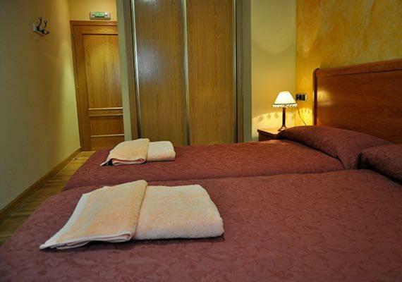 Hostal Puerta Del Valle La Cisterniga ภายนอก รูปภาพ