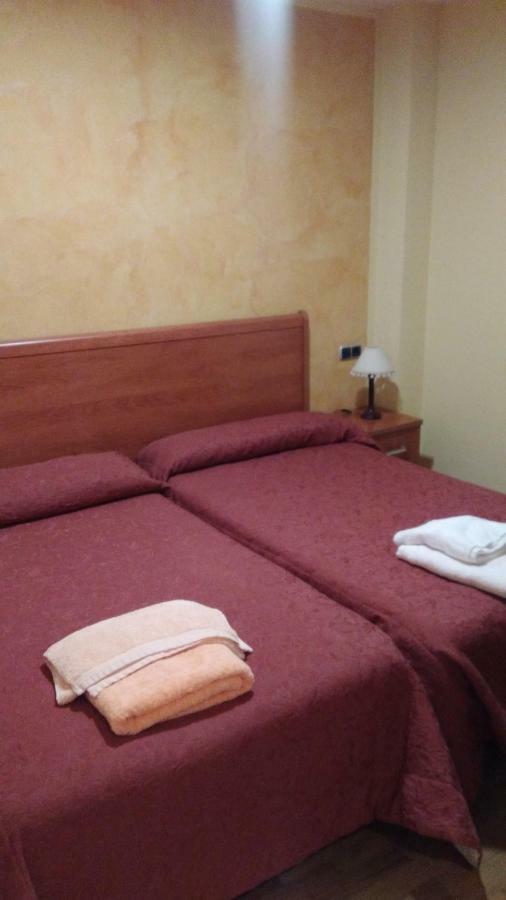 Hostal Puerta Del Valle La Cisterniga ภายนอก รูปภาพ