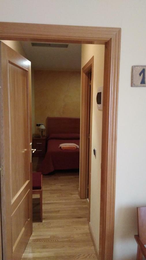 Hostal Puerta Del Valle La Cisterniga ภายนอก รูปภาพ